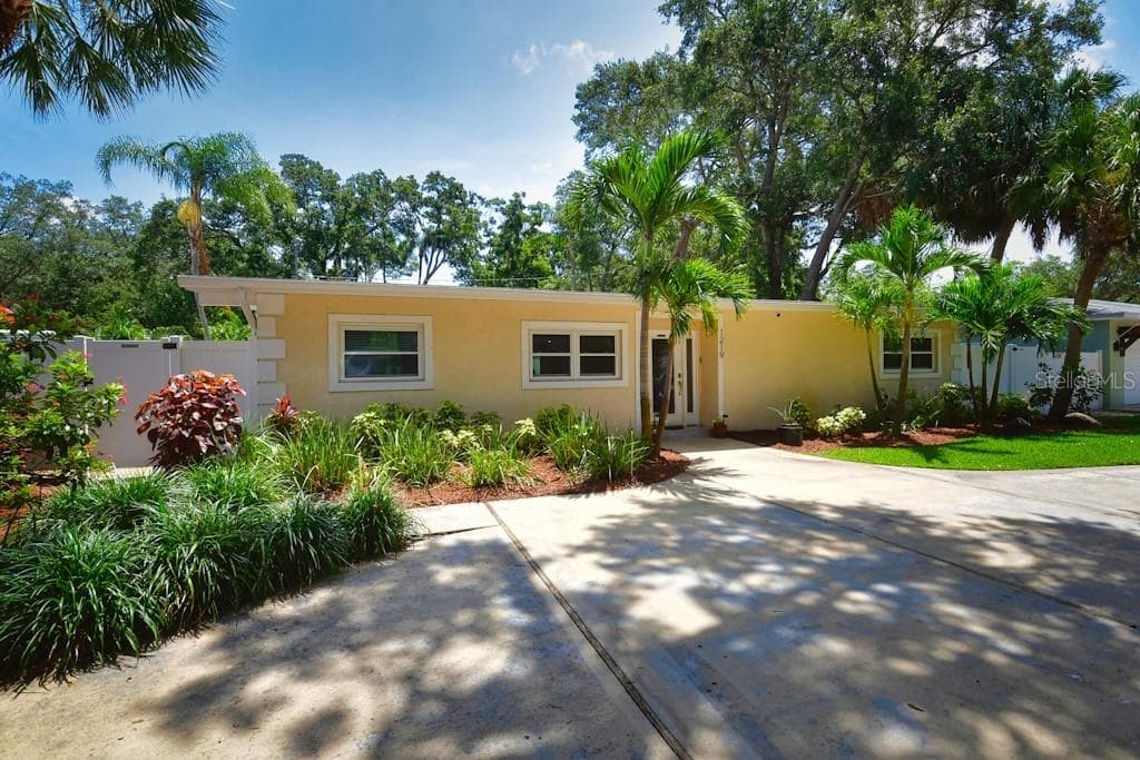 1219 JUNGLE AVENUE N ST PETERSBURG, FL 33710