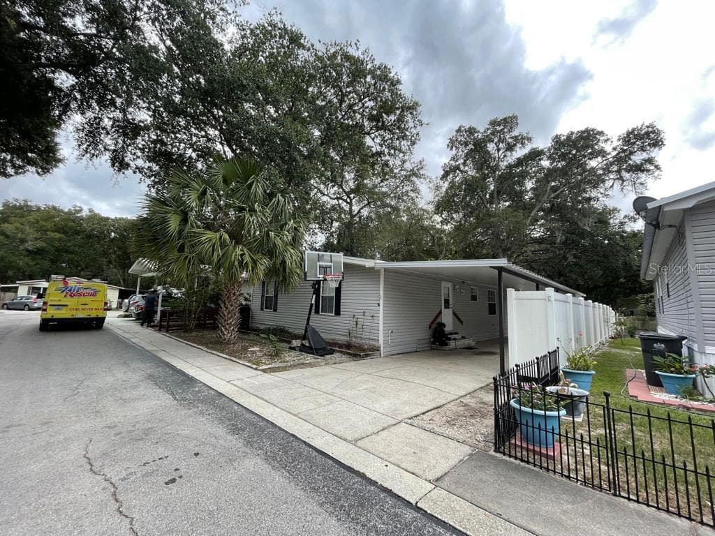 10539 BAY HILLS CIRCLE THONOTOSASSA, FL 33592