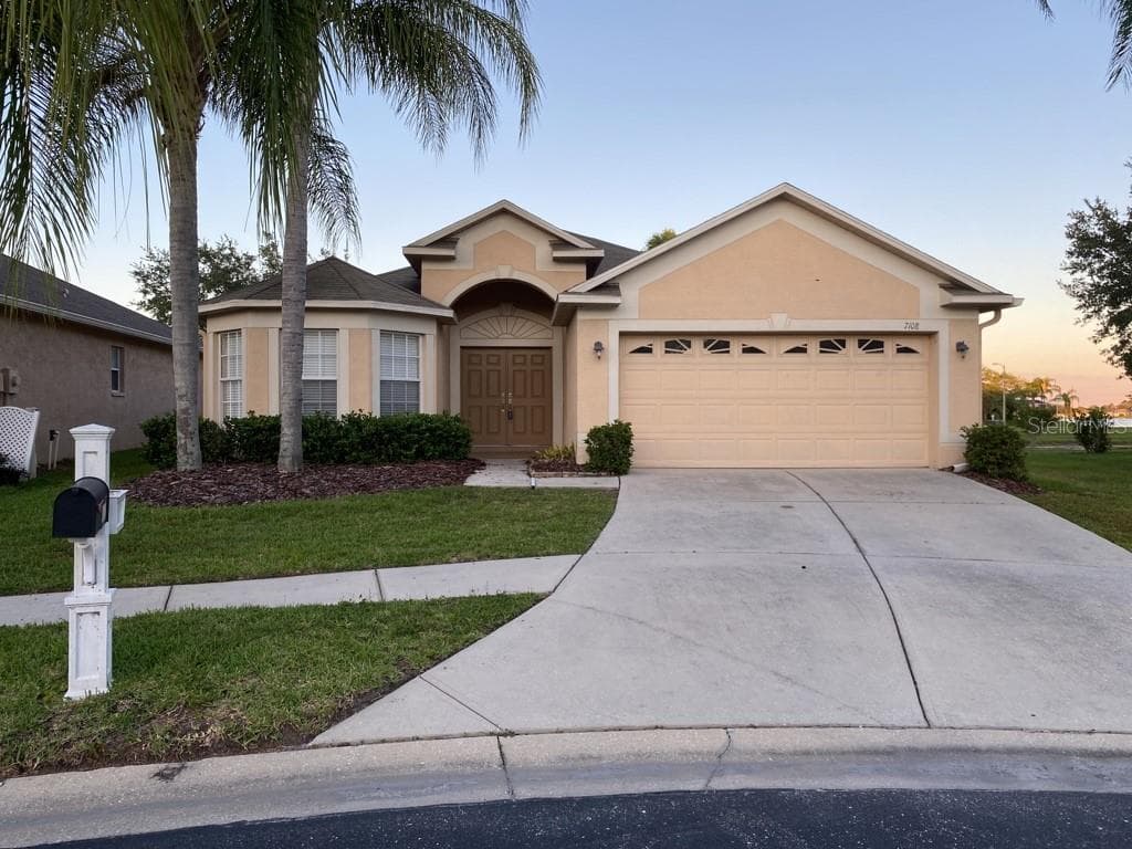 7108 ROYAL GEORGE COURT WESLEY CHAPEL, FL 33545