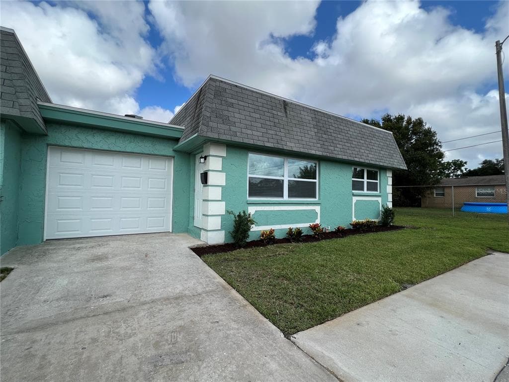 8445 PHILIP N UNIT 13 PINELLAS PARK, FL 33781