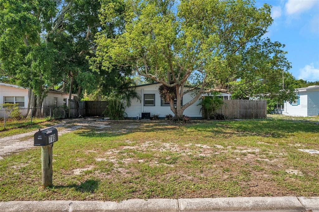 718 LOQUAT DRIVE TARPON SPRINGS, FL 34689