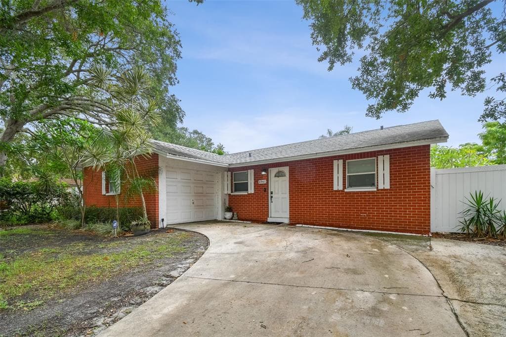 6961 DALKEITH AVENUE N ST PETERSBURG, FL 33709