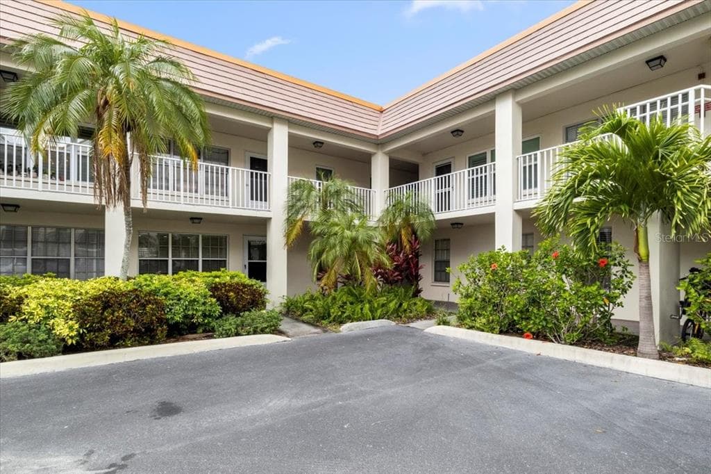 333 ISLAND WAY UNIT 105 CLEARWATER, FL 33767
