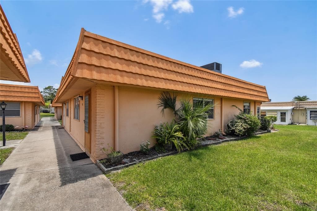 1801 BEDFORD COURT UNIT 43 SUN CITY CENTER, FL 33573