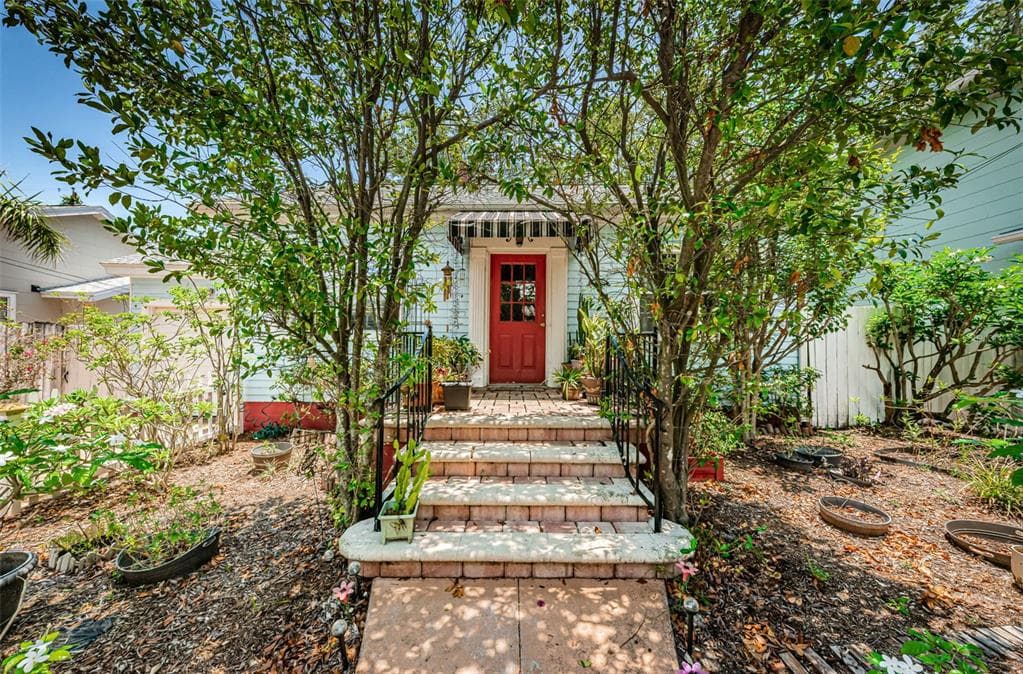 1015 GRANVILLE COURT N ST PETERSBURG, FL 33701