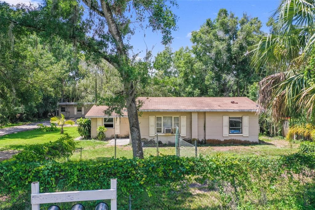 3825 LAKESHORE DRIVE TAMPA, FL 33604