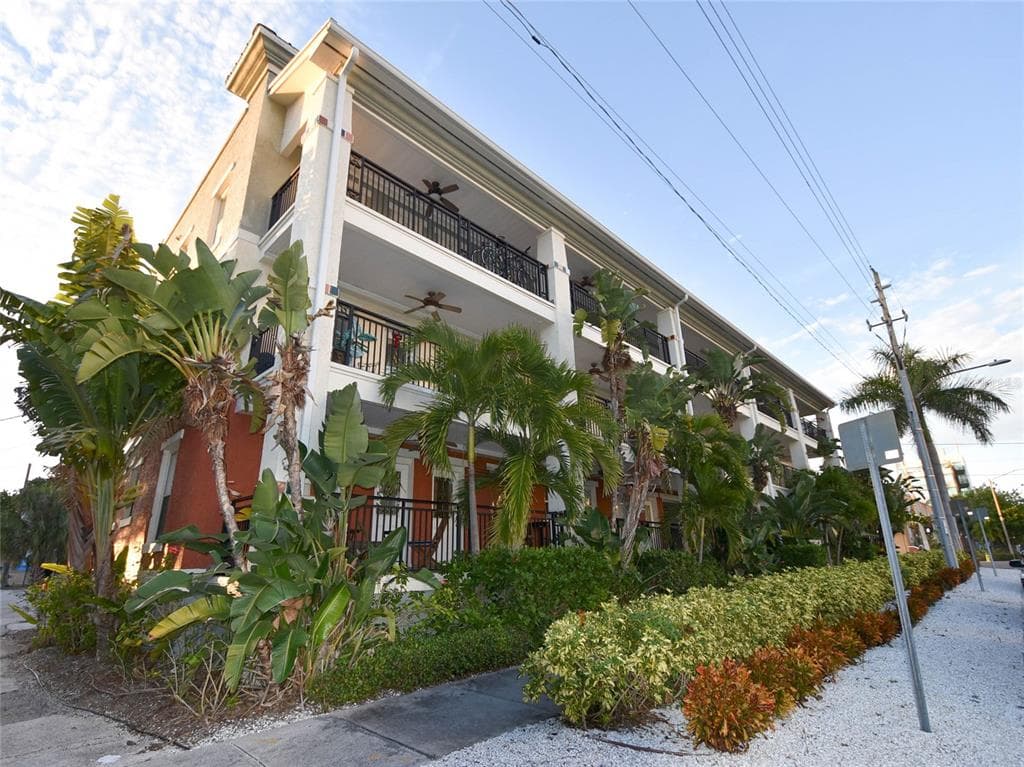 201 6TH STREET S UNIT 203 ST PETERSBURG, FL 33701