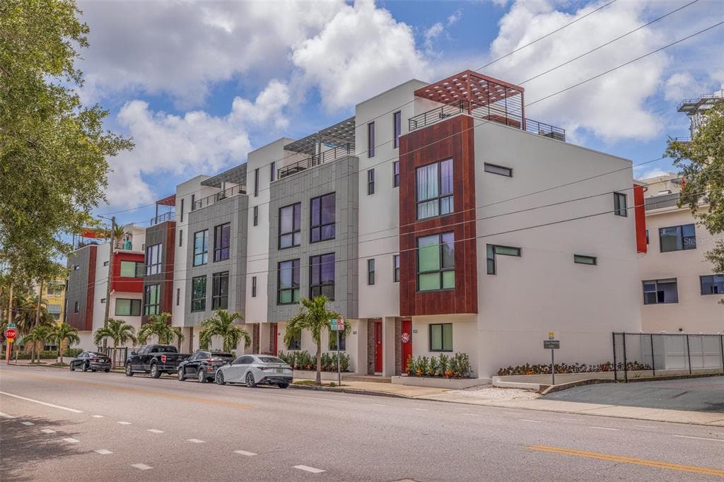 818 2ND AVENUE N ST PETERSBURG, FL 33701