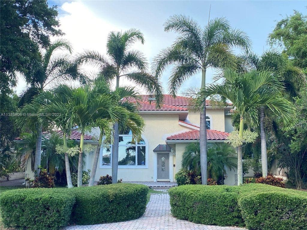 261 SUNSET DRIVE N ST PETERSBURG, FL 33710