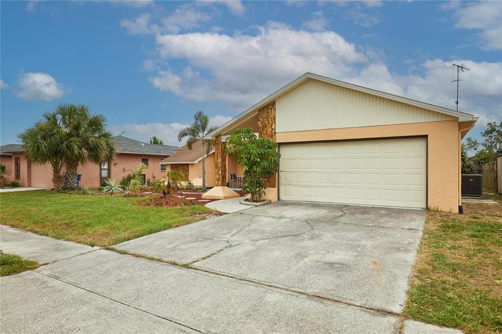 1132 JAMBALANA DRIVE HOLIDAY, FL 34691