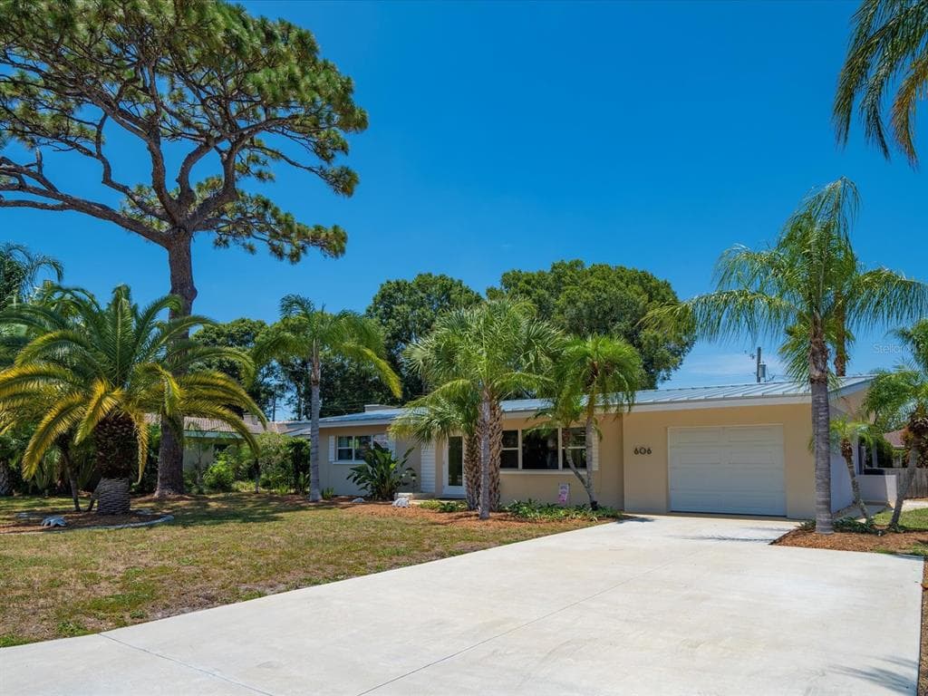 606 PALM AVENUE BELLEAIR, FL 33756