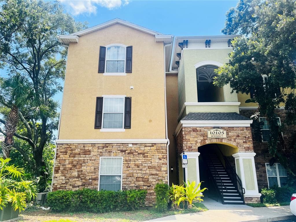 10105 COURTNEY OAKS CIRCLE UNIT 203 TAMPA, FL 33619