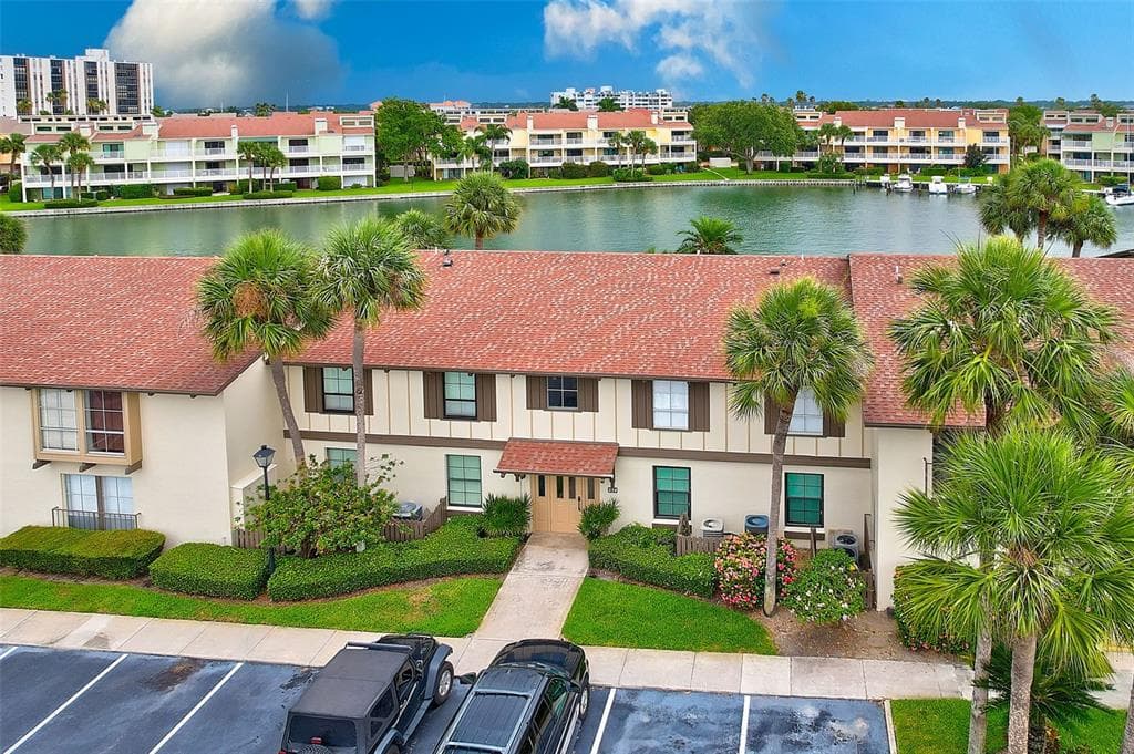 554 PLAZA SEVILLE COURT UNIT 103 TREASURE ISLAND, FL 33706