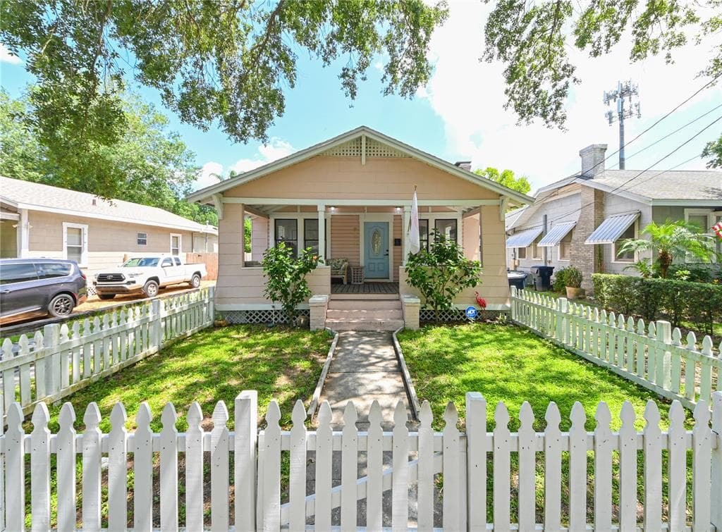 812 E PARIS STREET TAMPA, FL 33604