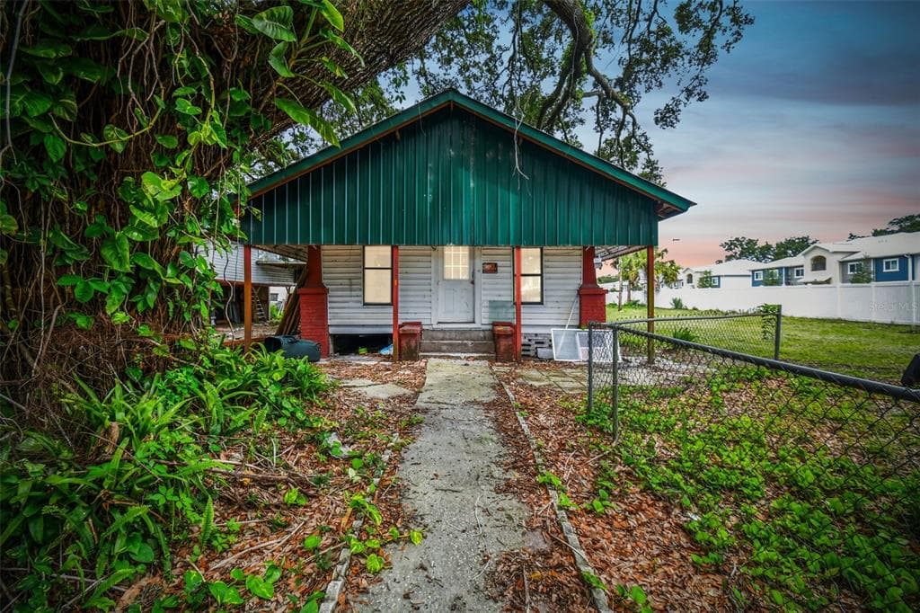 3810 LEMON AVENUE SEFFNER, FL 33584