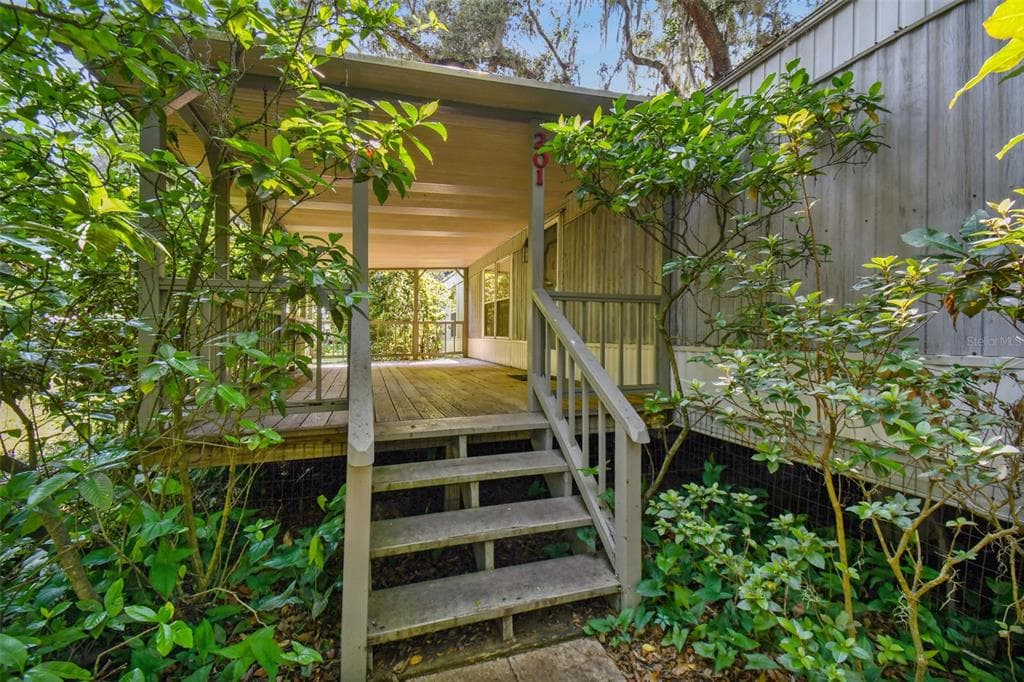 201 SLIGH AVENUE SEFFNER, FL 33584