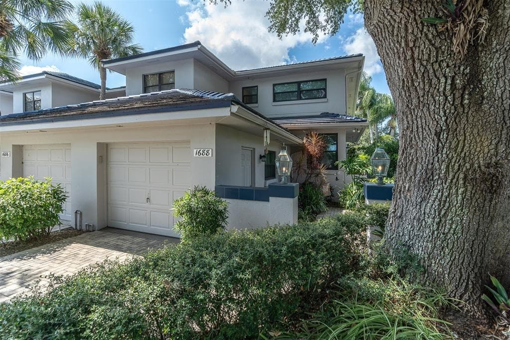 1688 WATERMARK CIRCLE NE ST PETERSBURG, FL 33702
