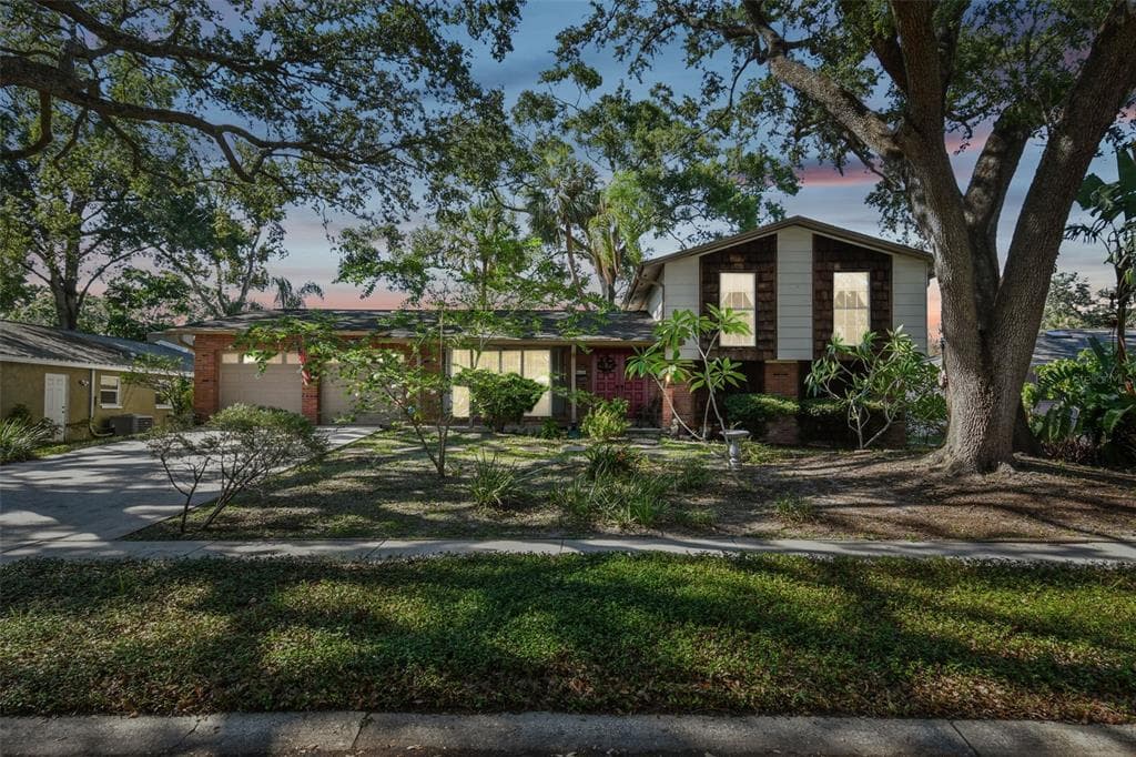 8013 W HIAWATHA STREET TAMPA, FL 33615