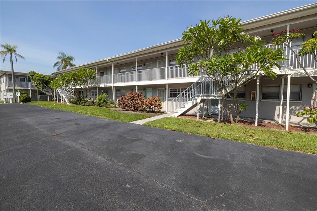 5900 5TH AVENUE N UNIT D4 ST PETERSBURG, FL 33710