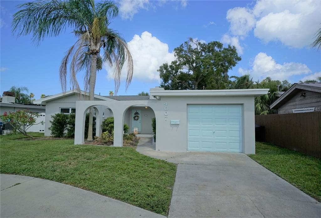4007 OVERLOOK DRIVE NE ST PETERSBURG, FL 33703