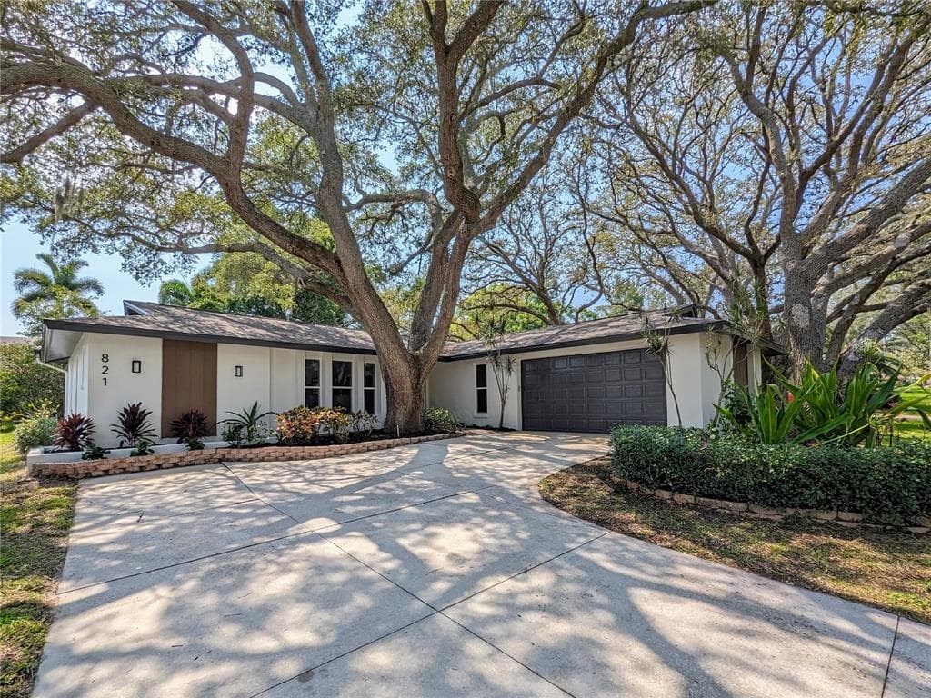 821 HIGHVIEW DRIVE