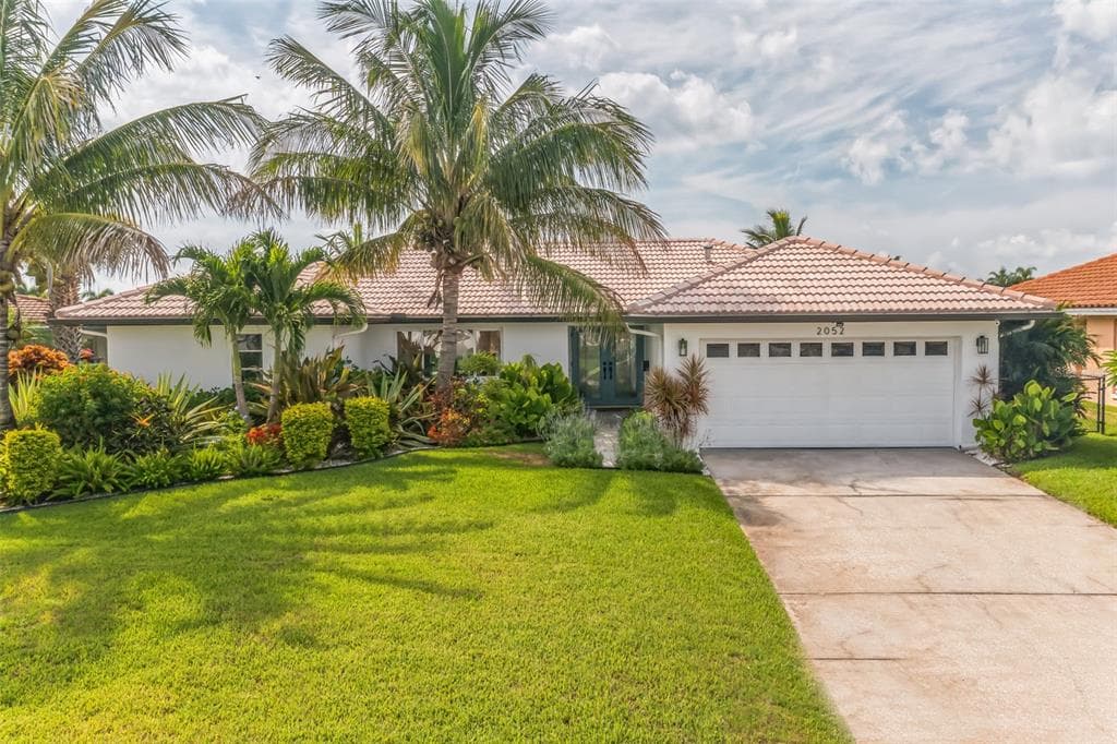 2052 MONTANA AVENUE NE ST PETERSBURG, FL 33703