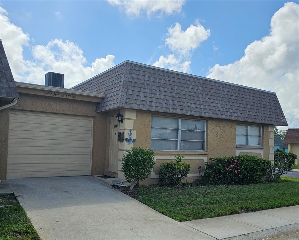 8472 PHILLIP N UNIT 13 PINELLAS PARK, FL 33781