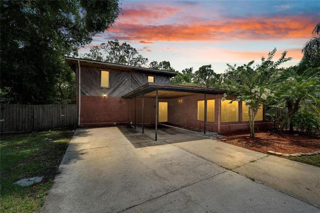 8027 N OLA AVENUE TAMPA, FL 33604