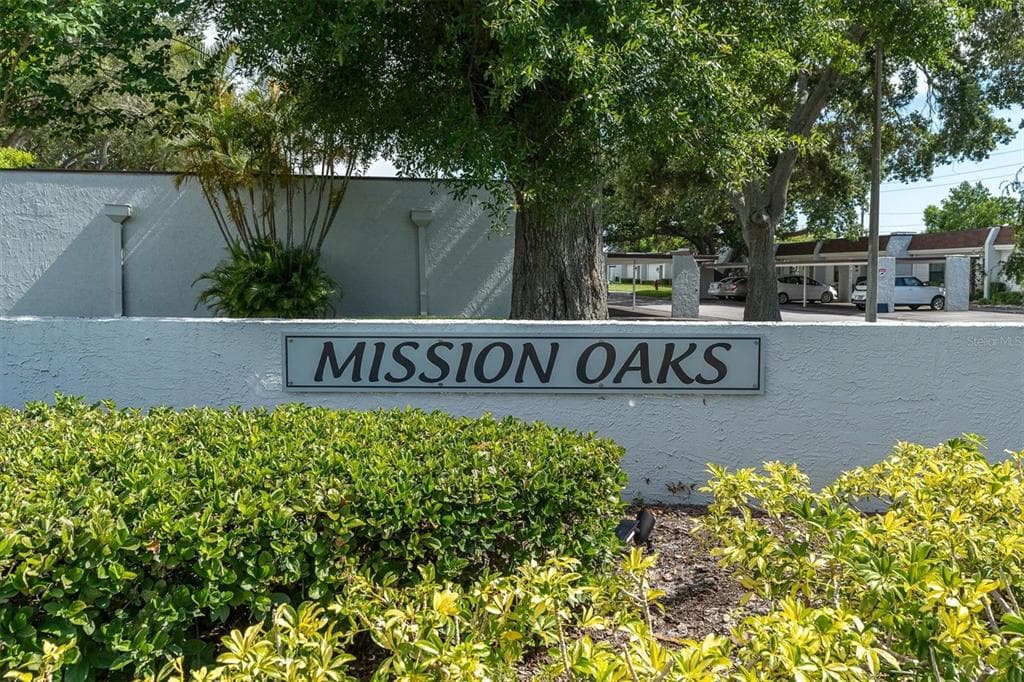 13711 MISSION OAKS BOULEVARD SEMINOLE, FL 33776