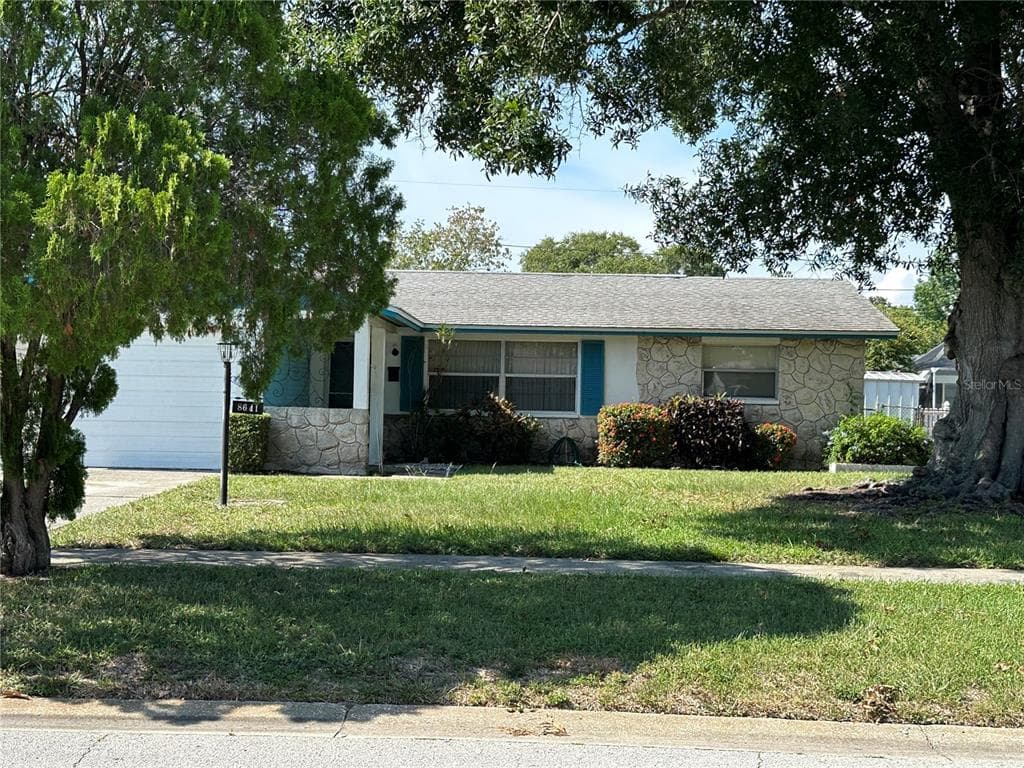 8641 LANTANA DRIVE SEMINOLE, FL 33777