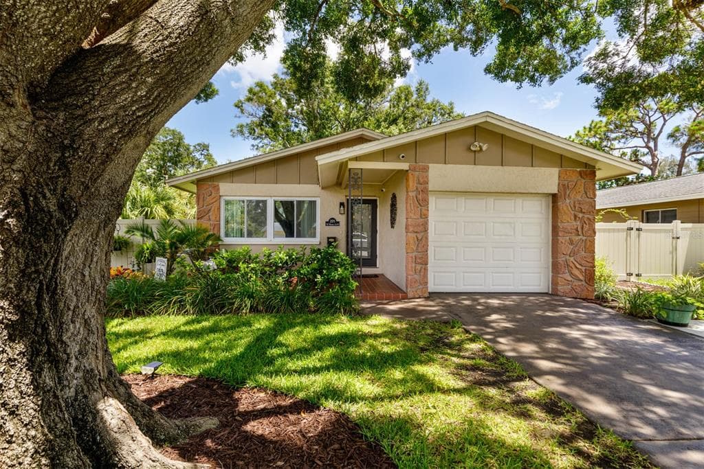 205 SE MONROE CIRCLE N ST PETERSBURG, FL 33703