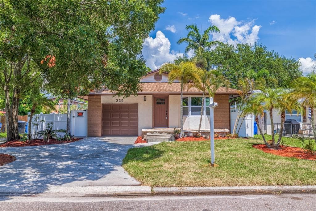229 SW LINCOLN CIRCLE N ST PETERSBURG, FL 33703