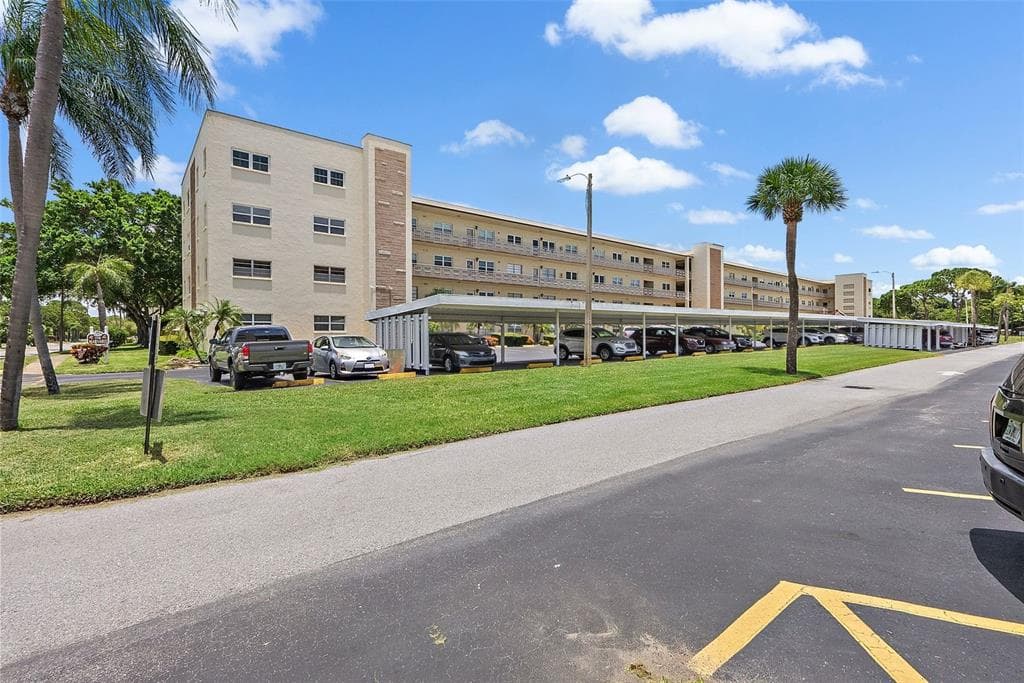5705 80TH STREET N UNIT 101 ST PETERSBURG, FL 33709