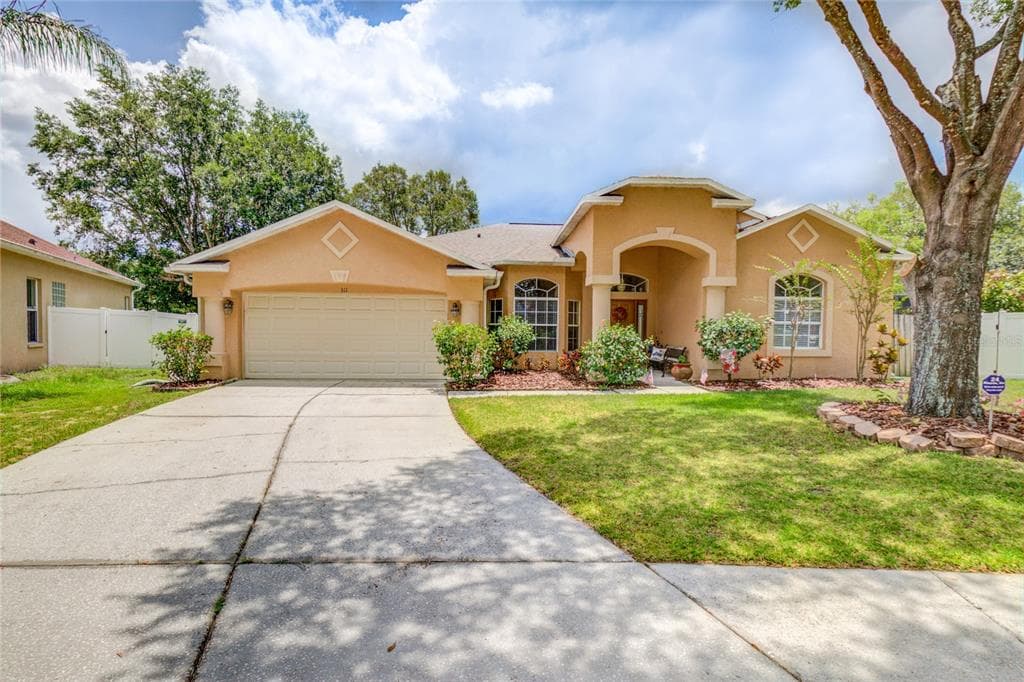311 COUNTRY VINEYARD DRIVE VALRICO, FL 33594