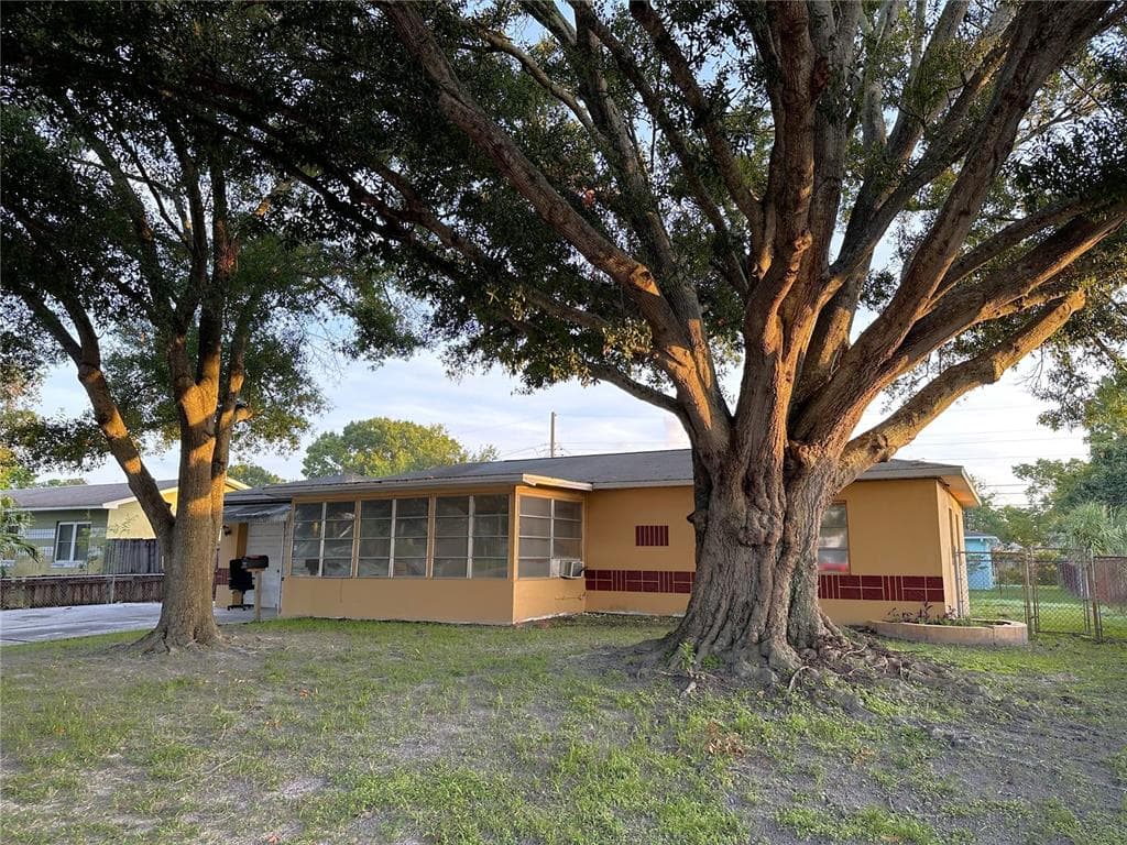 1469 62ND AVENUE N ST PETERSBURG, FL 33702
