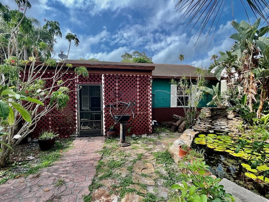 460 HIBISCUS LANE N