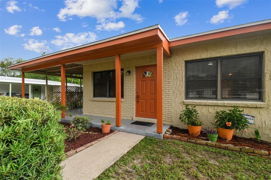 8711 N RENFREW PLACE TAMPA, FL 33604