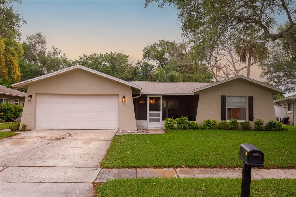 5721 APPLECROSS STREET N ST PETERSBURG, FL 33709