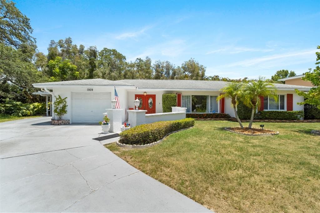 1909 PINETREE LANE BELLEAIR BLUFFS, FL 33770