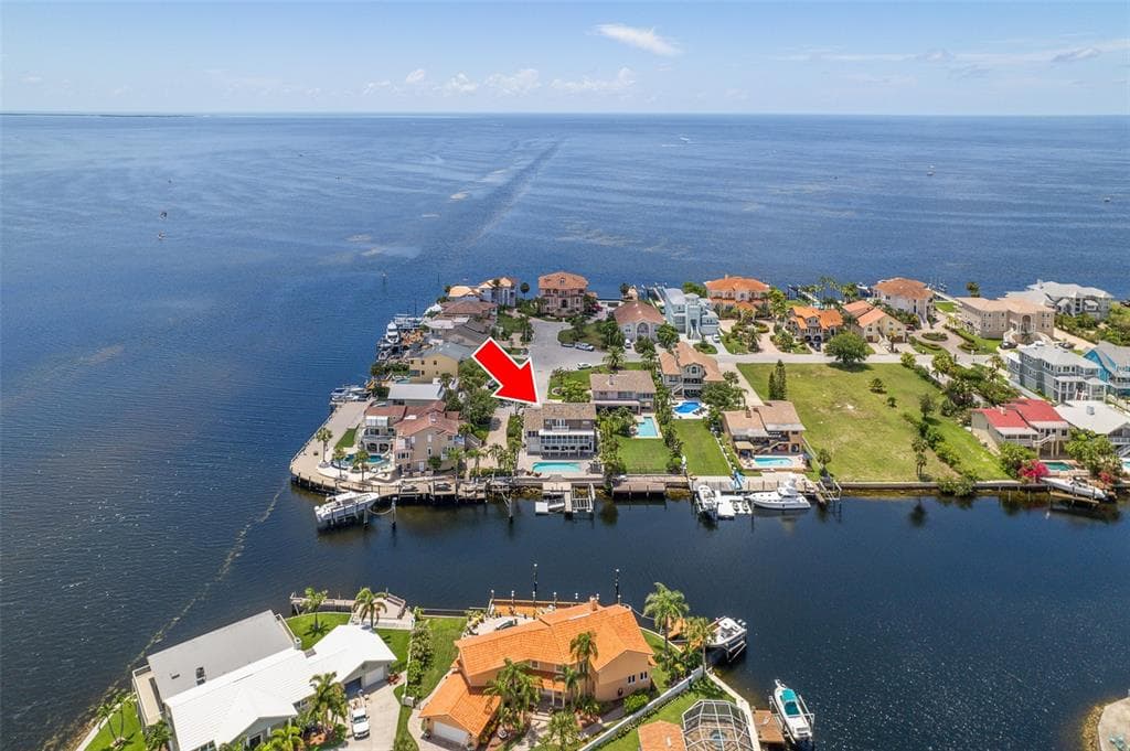 5016 WESTSHORE DRIVE NEW PORT RICHEY, FL 34652