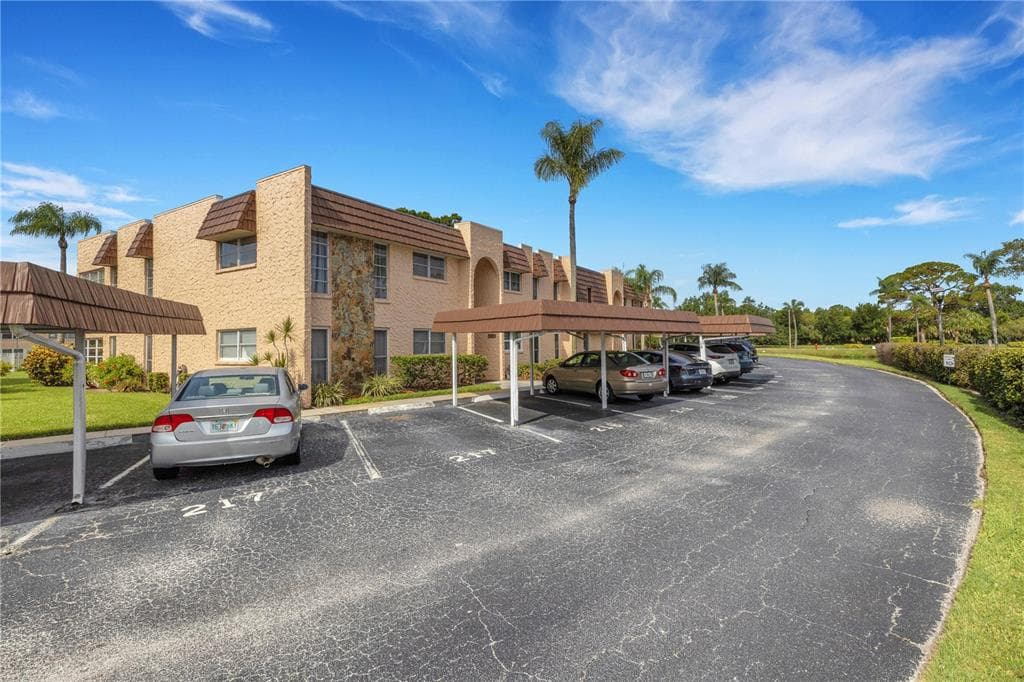 118 ASPEN CIRCLE UNIT 118 SEMINOLE, FL 33777