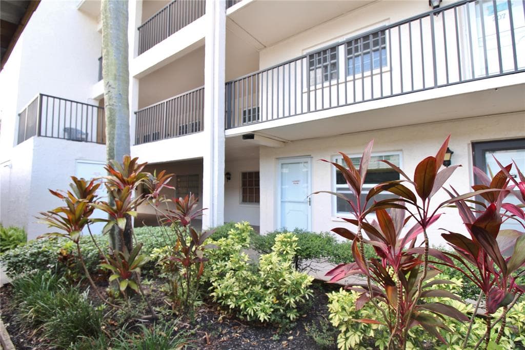 845 MAPLE COURT UNIT 206 DUNEDIN, FL 34698