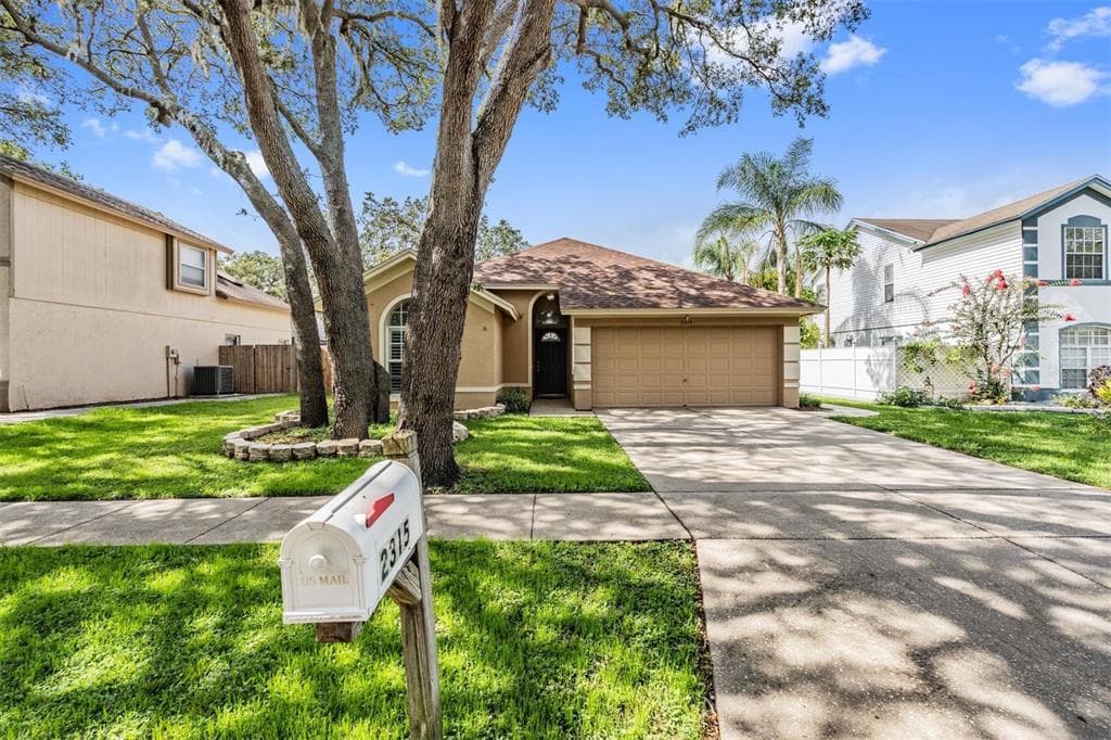 2315 LYNCREST COURT VALRICO, FL 33596