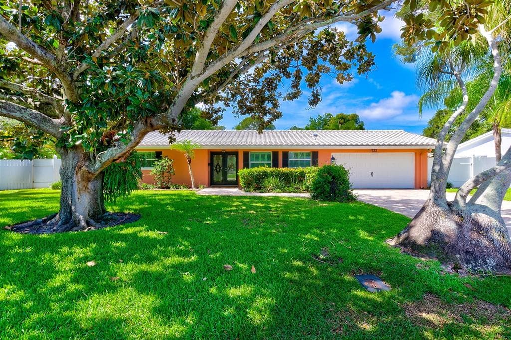 1733 LAURIE LANE BELLEAIR, FL 33756