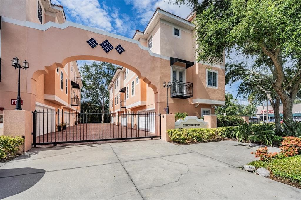 3025 W GROVEWOOD COURT UNIT F TAMPA, FL 33629