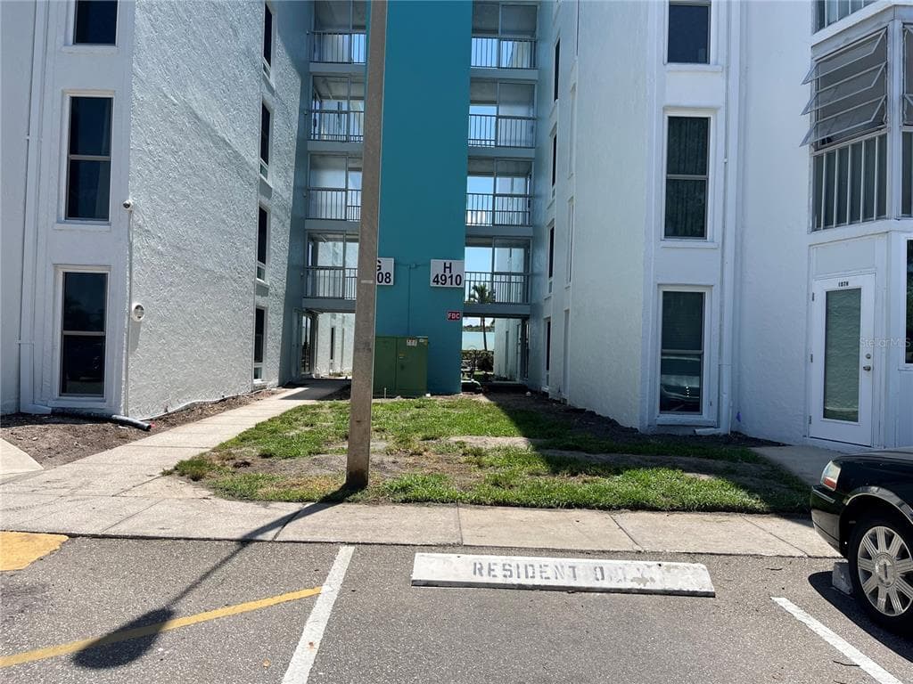 4910 38TH WAY S UNIT 209 ST PETERSBURG, FL 33711