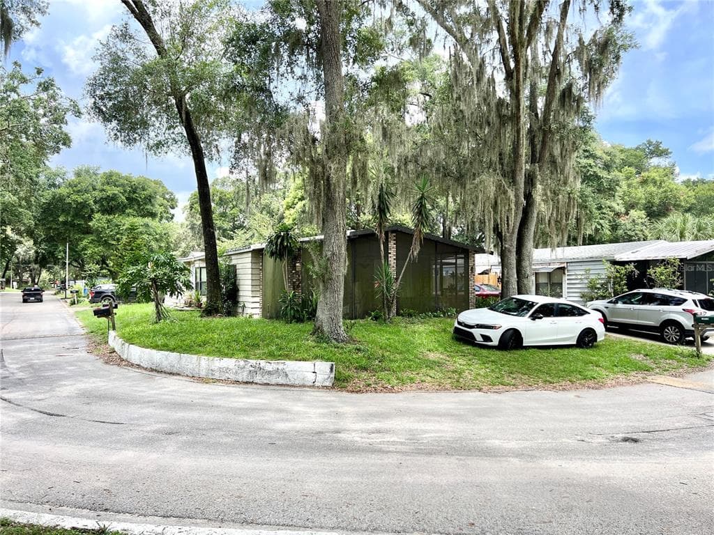 10514 BAY HILLS CIRCLE THONOTOSASSA, FL 33592