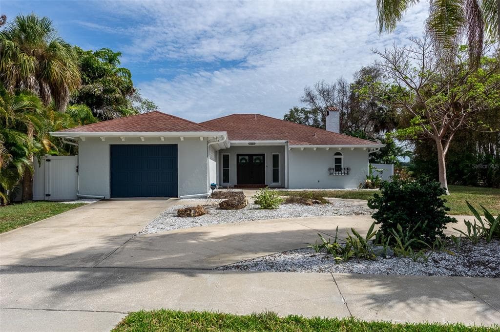 148 CLEVELAND PLACE TARPON SPRINGS, FL 34689