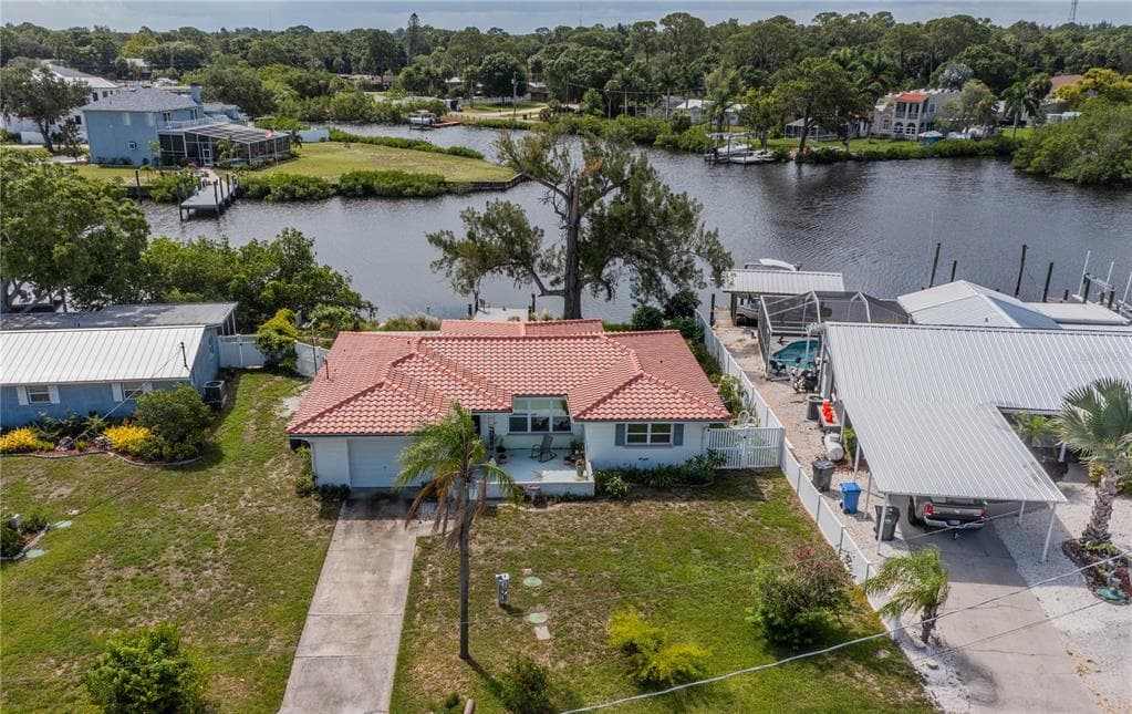 105 6TH STREET NW RUSKIN, FL 33570
