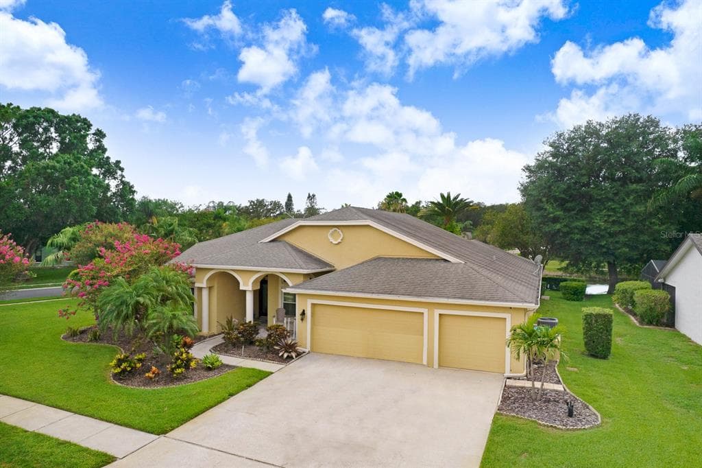 594 CENTERWOOD DRIVE TARPON SPRINGS, FL 34688